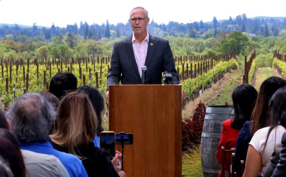 En Santa Rosa, California, Estados Unidos, la secretaria de trabajo de Estados Unidos dictó nuevas normas de protección para los trabajadores agrícolas de los viñedos. especialmente los que trabajan bajo el programa H-2A