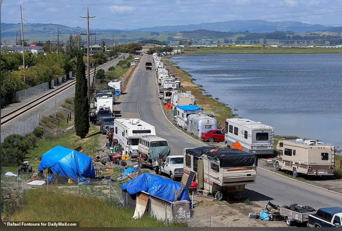 En Condado de Marín, California, Estados Unidos, se otorgaron $ 18 millones de dolares a personas sin hogar y dejar los actuales campamentos