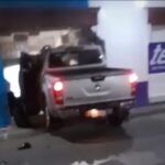 En Uruapan, Michoacán, sujetos que se trasladaban a bordo de una motocicleta persiguieron y atacaron a balazos a un automovilista, quien los embistió y chocó contra un local comercial